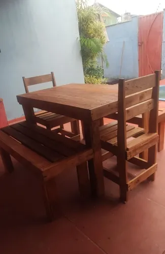 Conjunto de Jantar em Madeira 