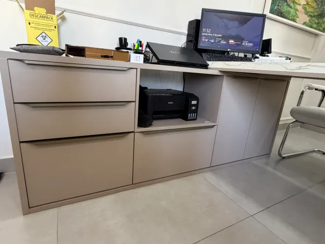 Mesa cadeiras e rack