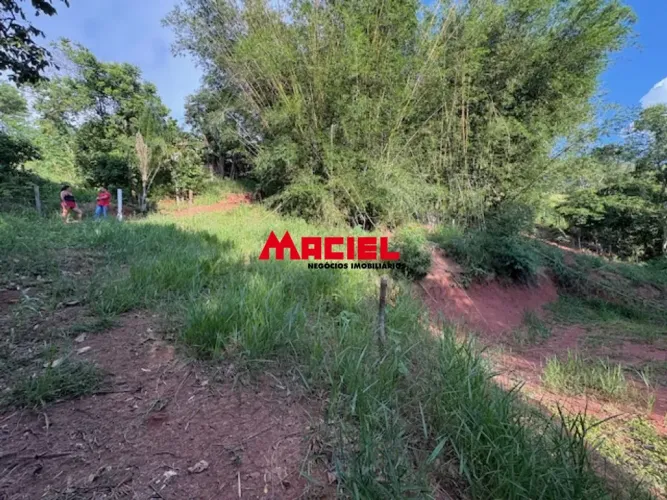 Excelente terreno em declive na beira do Asfalto, estuda parcelamento