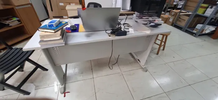 Mesa de Escritório Branca com 2 Gavetas - Excelente Estado