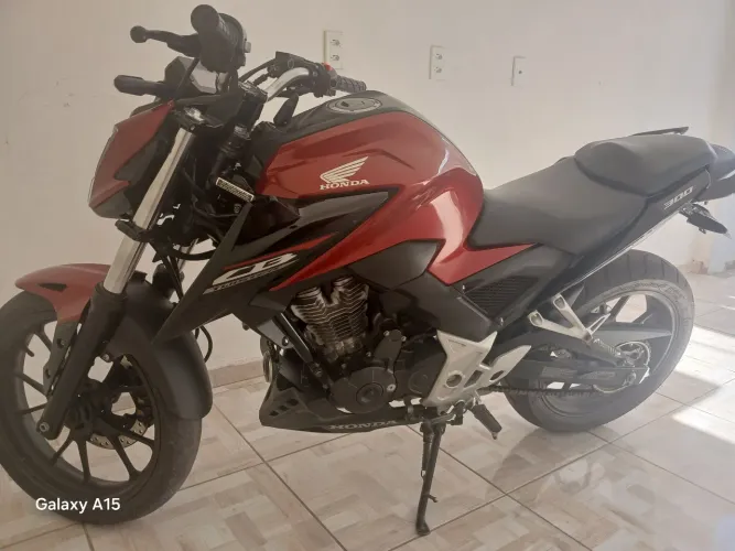 CB 300 2025, EMPLACADA MUITO NOVA.