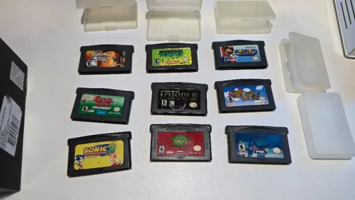 LOTE com 9 jogos loose de GBA + 5 cases de brinde (Game Boy Advance)