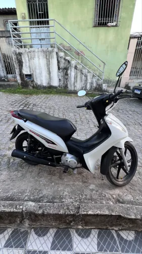 Vende-se Biz de mulher, super conservada, as peças tudo original, só pegar e andar !