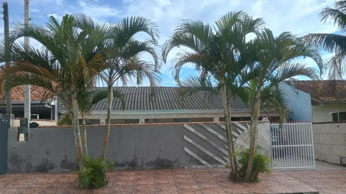 Casa com piscina e ar-condicionado a 900m da praia