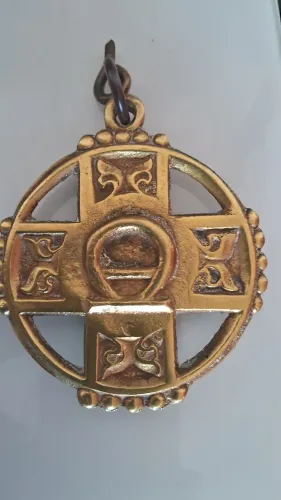 Pingente de Cruz medalhão em bronze medidas 9 cm