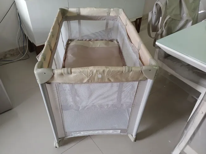 Vendo um berço chiqueirinho com colchão extra semi novo