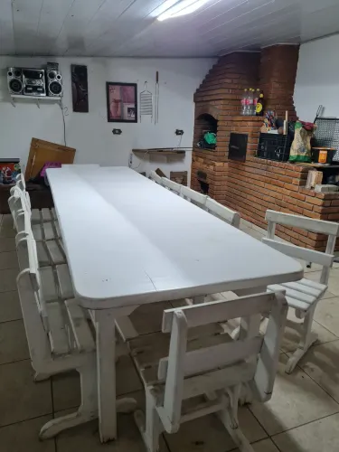 Mesa de madeira com 12 cadeiras - area externa