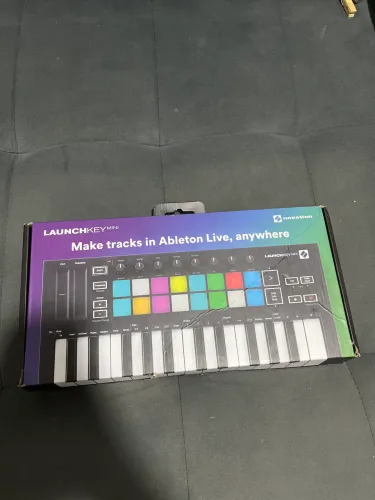 Controlador MIDI Novation launch key mini 