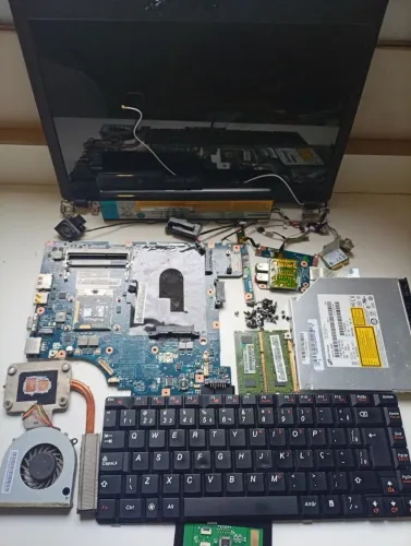 Lote Sucata Notebook Lenovo G460 (Modelo 20041) para Peças - Com Fonte e 4GB RAM