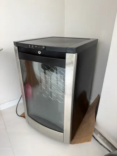 Adega de vinho com ajuste temperatura