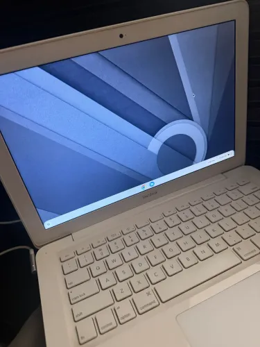 MacBook modelo antigo com sistema operacional chrome funcionando perfeitamente 