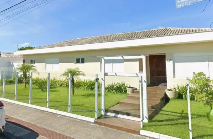VENDA | Casa Mobiliada com piscina, 5 quartos e 5 vagas de garagem - Santa Mônica