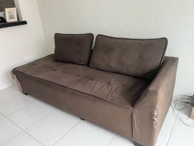 SOFÁ COM MARCAS DE USO