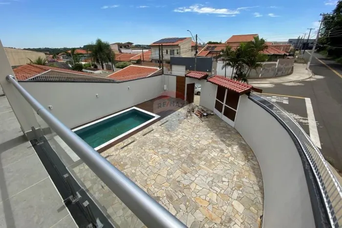 RE/MAX aluga casa 4 suítes com piscina 9x5, pé-direito 3,5m, área gourmet e 4 vagas no Par