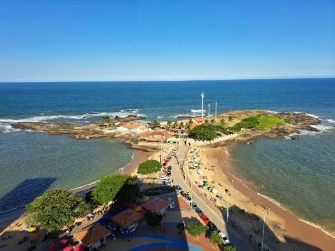 Apartamento quarto e sala Centro de Guarapari, na frente da Praia da Areia Preta.