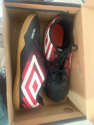 Chuteira Umbro Futsal Preto Vermelho e Branco - Solado Caramelo