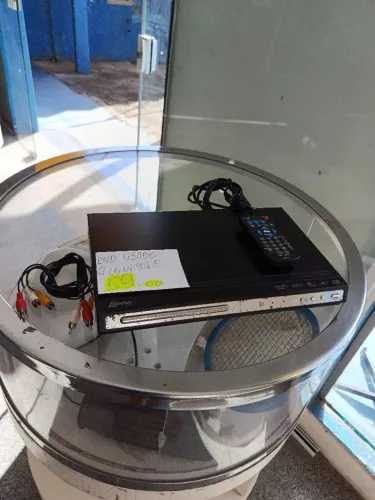 Aparelho De DVD Player C/controle e cabos.
