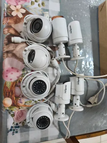 8 câmera IP Intelbras usado 