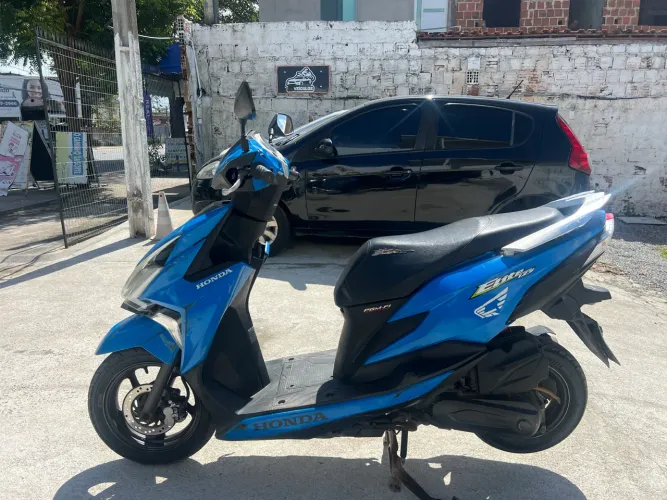 Vendo ou troco Honda elita 125 único dono valor 10.500