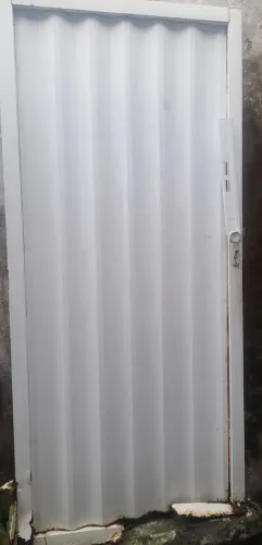 Portão branco no estado- com chaves e tramela nova
