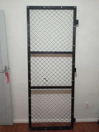 PORTA DE ALUMÍNIO COM REDE DE PROTEÇÃO 