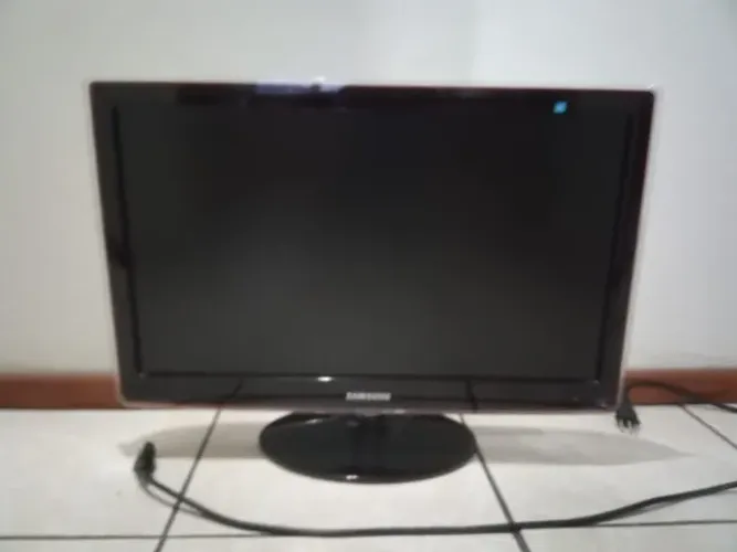 TV / MONITOR Samsung 24" LCD P2470HN - HDMI - Funciona, com esbranquicado um pouco no meio