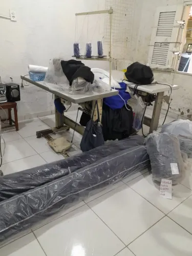 Experiência com acabamento de roupas