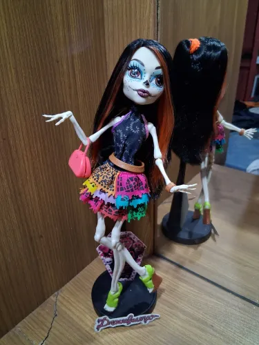 Boneca monster high skelita calaveras city of frights