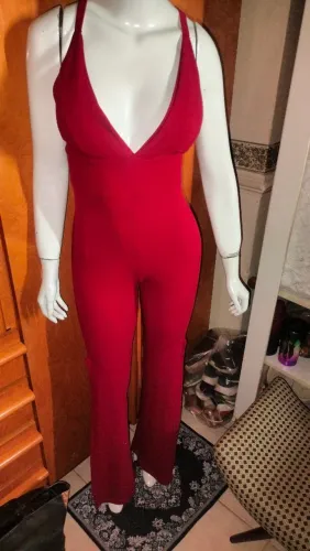 Macacão vermelho com fenda nas laterais veste M