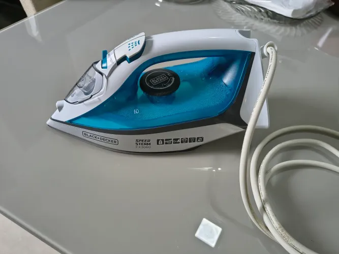 Ferro de passar a vapor da Black Decker.