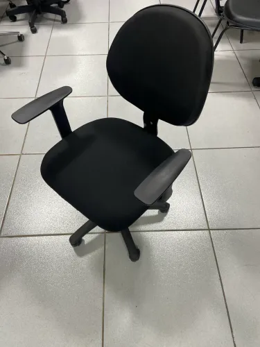 Cadeira giratória com braços