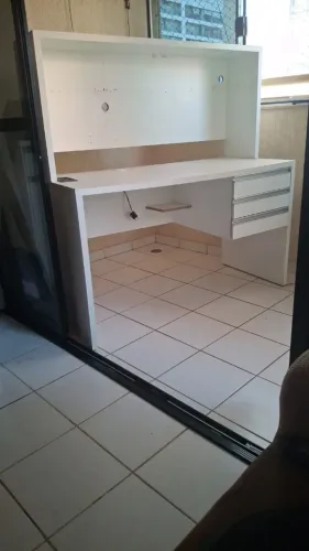 Mesa escritório com estante