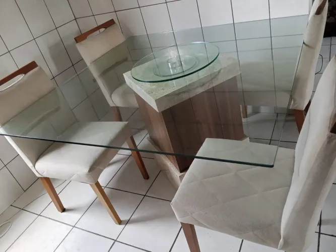 Vende-se mesa de 4 lugares com tampo de vidro (1,40X1,40)