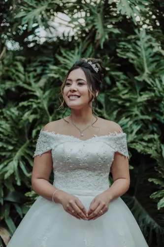 Vestido de noiva modelo princesa com véu e saiote