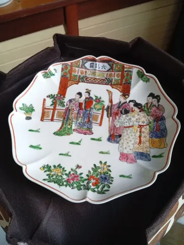 Vendo prato em porcelana Chinesa pintado a mão e fabricado em Macau