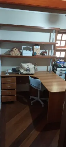 Mesa de escritório em L com 3 prateleiras 