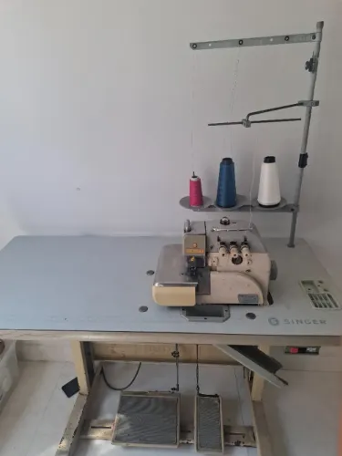Vendo máquina overloque Singer industrial