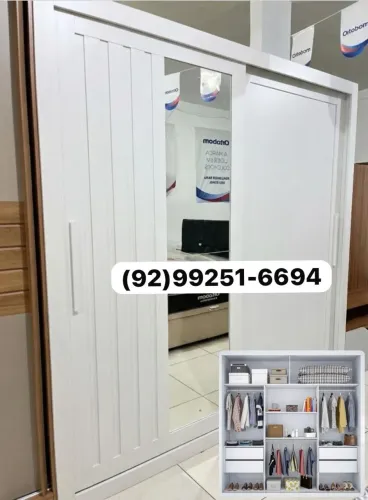 Guarda roupa com espelho