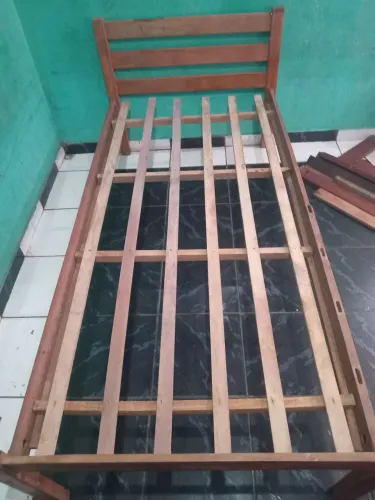 Cama de solteiro de  madeira