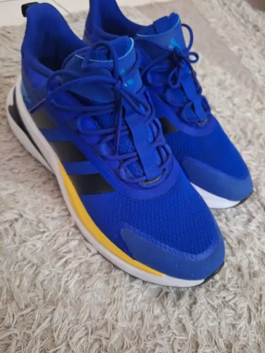 Tênis adidas alpha response