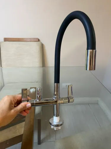 Torneira de mesa flexível preta com adaptador para filtro
