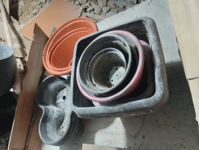 Vendo 10 vasos de plásticos para plantas.