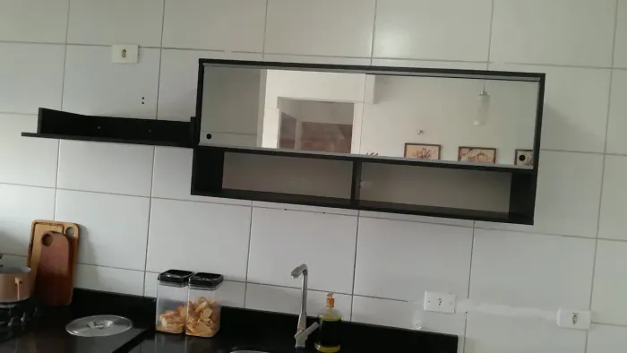 Vende se armário de cozinha espelhado, com suporte lateral para micro ondas.