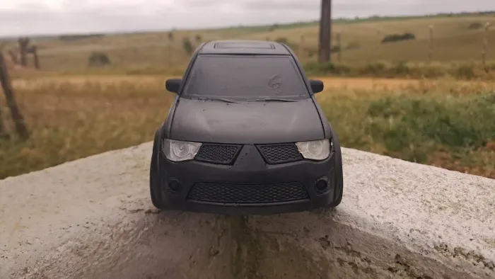 Miniatura L200 Triton Mitsubishi, customizada com preto fosco