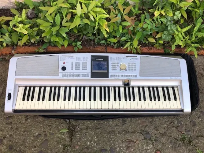 Piano Digital DGX305 Yamaha c/ritmos Brasil e midi's no cartão faço olxpay/Ml avalio troca