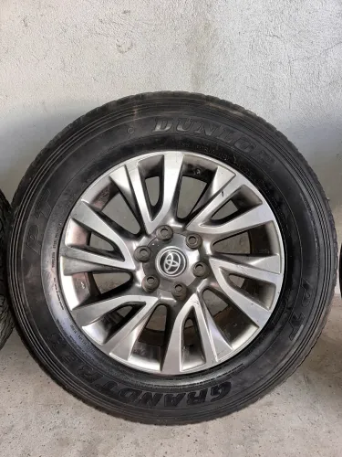 Rodas e pneus original da Hilux