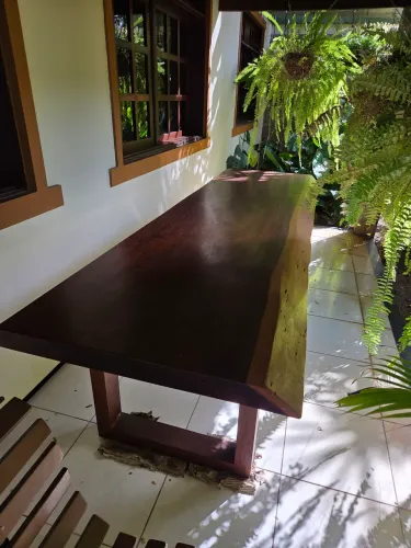 Vendo mesa em madeira maciça ipe