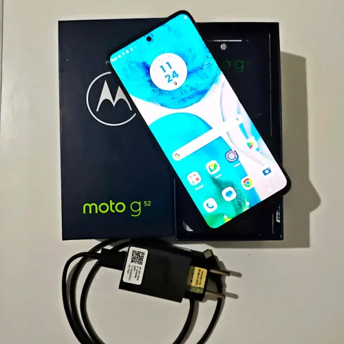 Celular Moto G52 128GB na Caixa com Carregador Original (Detalhe na Tela)