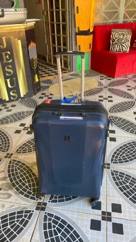 Vendo malas de viagem rígidas