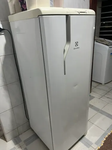 Geladeira Electrolux RE31 (240L)